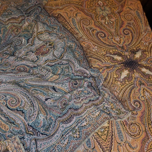 51 - A 19th century Paisley shawl, 260 x 130 cm