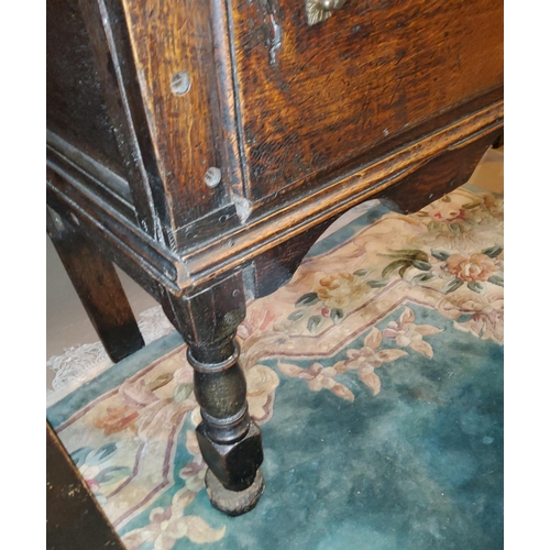 916 - A small18th century oak dresser base with 2 frieze drawers with later handles on turned front legs, ... 