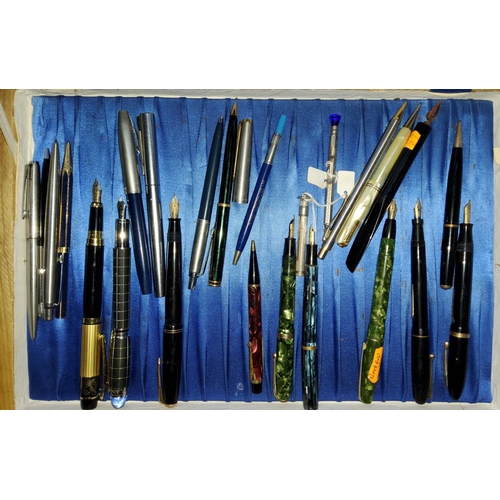 371 - A quantity of pens.