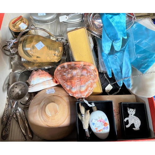 47a - A selection collectors items/bric-a-brac:  evening bags; cigarette lighters; vesta cases; silver han... 