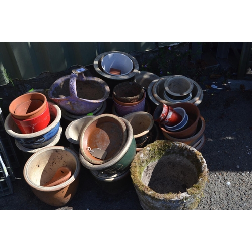 14 - Large quantity of outdoor mostly glazed plant pots. Most are 5-7