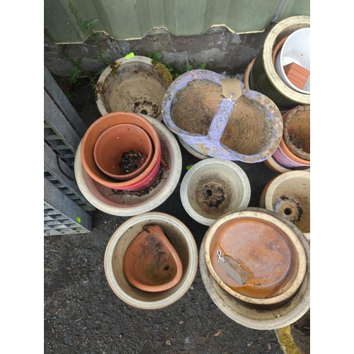 14 - Large quantity of outdoor mostly glazed plant pots. Most are 5-7
