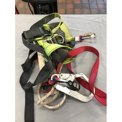 35 - 3 X SAFETY HARNESS