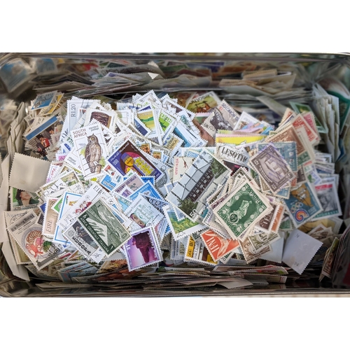30 - Mixed Lot; off-paper world mix  in metal box. Clean-looking mix of all periods but mainly middle to ... 