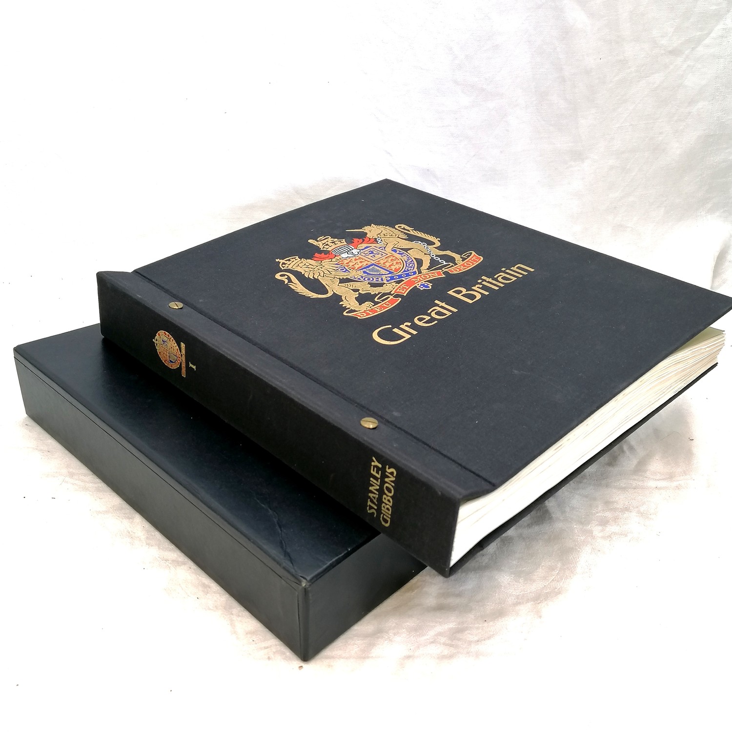 Stanley Gibbons Great Britain stamp album with approx 1500+ stamps a