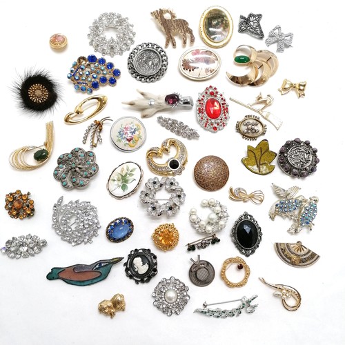 200 - Qty of costume brooches inc stag horn, Scottish claw brooch, mink circular, bird brooch etc