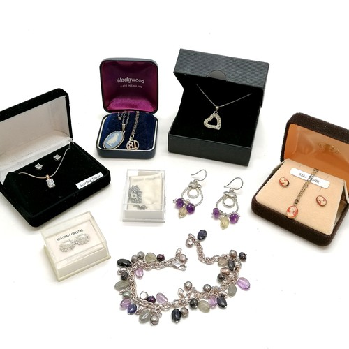 209 - Qty of boxed silver jewellery inc stone set bracelet / earrings set, yin / yang pendant, heart penda... 