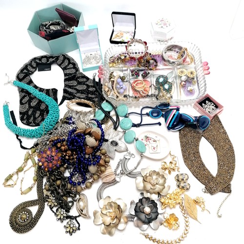 218 - Large qty of costume jewellery inc gold tone, porcelain flower brooches, large flower necklace etc