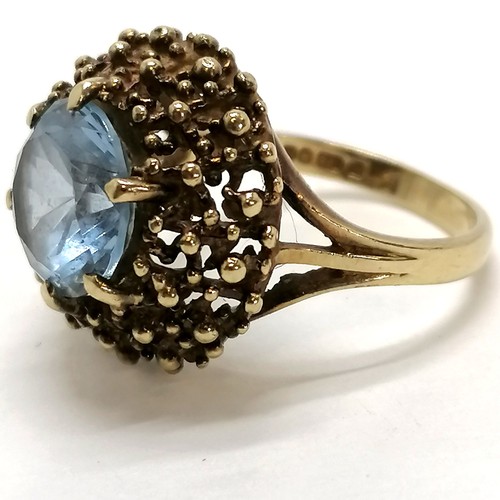 290 - 9ct hallmarked gold blue stone ring - size M & 5.6g total weight