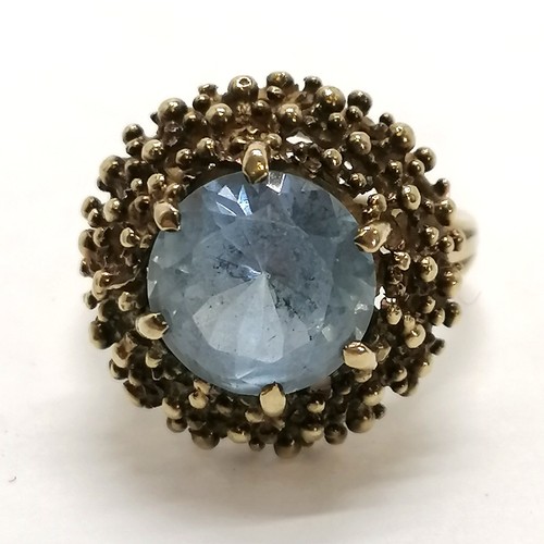 290 - 9ct hallmarked gold blue stone ring - size M & 5.6g total weight