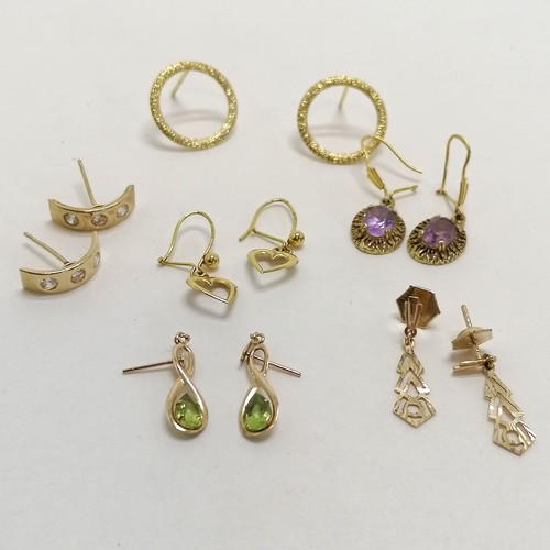 293 - 6 x pairs of 9ct gold earrings (2 marked - amethyst & round & 4 unmarked but touch test as 9ct gold)... 