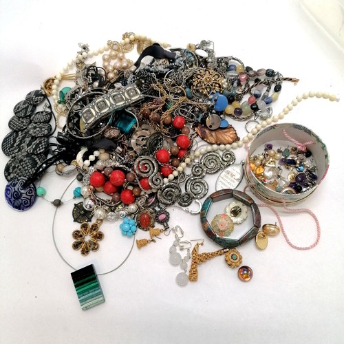 309 - Quantity of  costume jewellery inc earrings in a circular box, stone bracelet, bangles etc