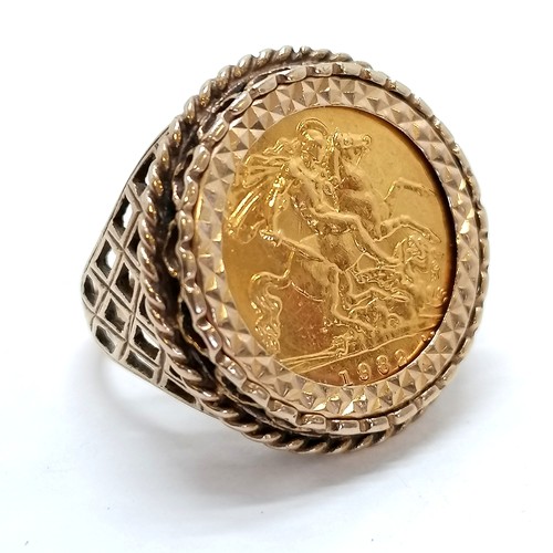 324 - 9ct gold mounted 1982 half sovereign ring - size O½ & total weight 10.1g