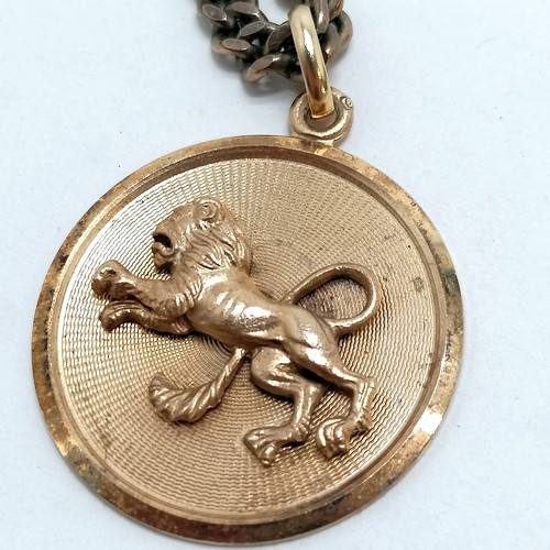 499 - Qty of crowns & 5 x Newton £1 notes t/w silver gilt lion pendant (3cm diameter) on metal chain