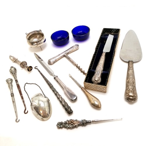 517 - Qty of mostly silver handled cutlery / buttonhooks / paperknife etc t/w silver plated pull corkscrew... 