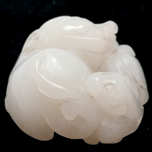 531 - Chinese Qing mutton fat jade carving of a dog with a puppy - 3.5cm across