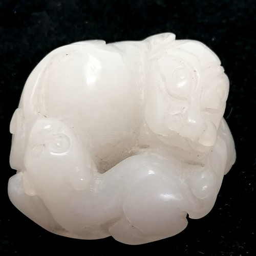 531 - Chinese Qing mutton fat jade carving of a dog with a puppy - 3.5cm across