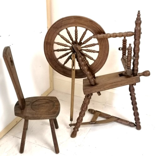 572 - Oak hand made spinning wheel with spinning chair - 90cm high - in good used condition