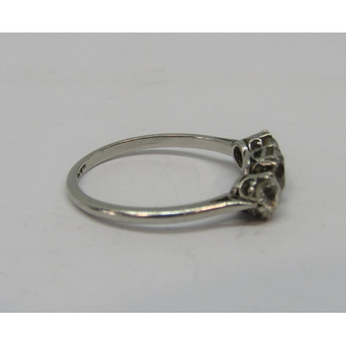 1363 - Good quality three stone diamond ring, centre stone 0.75cts approx, outer stones 0.35cts each approx... 
