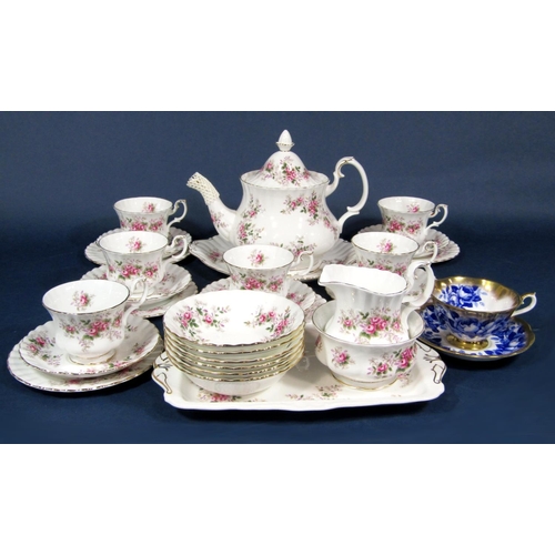 1031 - A collection of Royal Albert Lavender Rose pattern wares comprising teapot, milk jug, sugar bowl, re... 