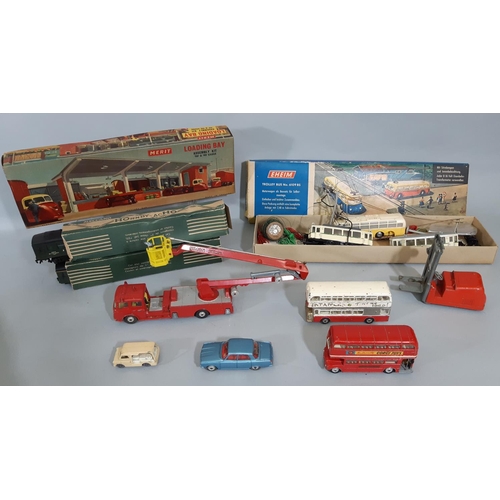 50 - Mixed lot of boxed model railway items including Loading Bay assembly Kit by Merit (unchecked and ap... 