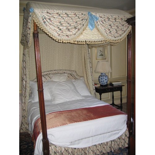 2787 - A four poster bedstead, the foot posts in mahogany of tapering cluster column form with further carv... 