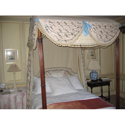 2787 - A four poster bedstead, the foot posts in mahogany of tapering cluster column form with further carv... 