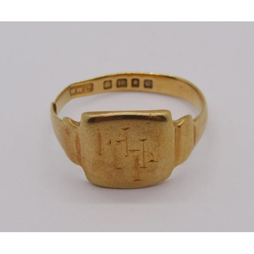 18ct signet ring, size Q, 4.4g (cut)