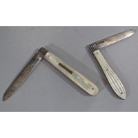 Two fruit knives with silver blades and mother of pearl mounts