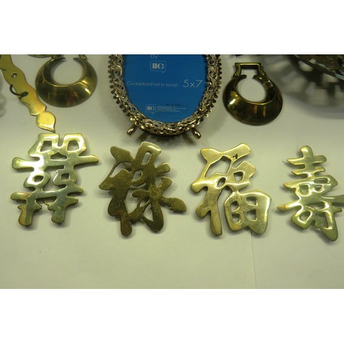372 - BRASS ITEMS AND HORSE BRASSES - VARIOUS ITEMS