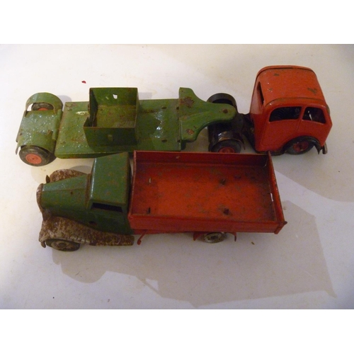 VINTAGE TINPLATE TRIANG MINIC CLOCKWORK TIPPER AND LOW LOADER
