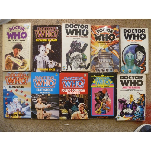 QTY OF DR DOCTOR WHO PAPERBACKS