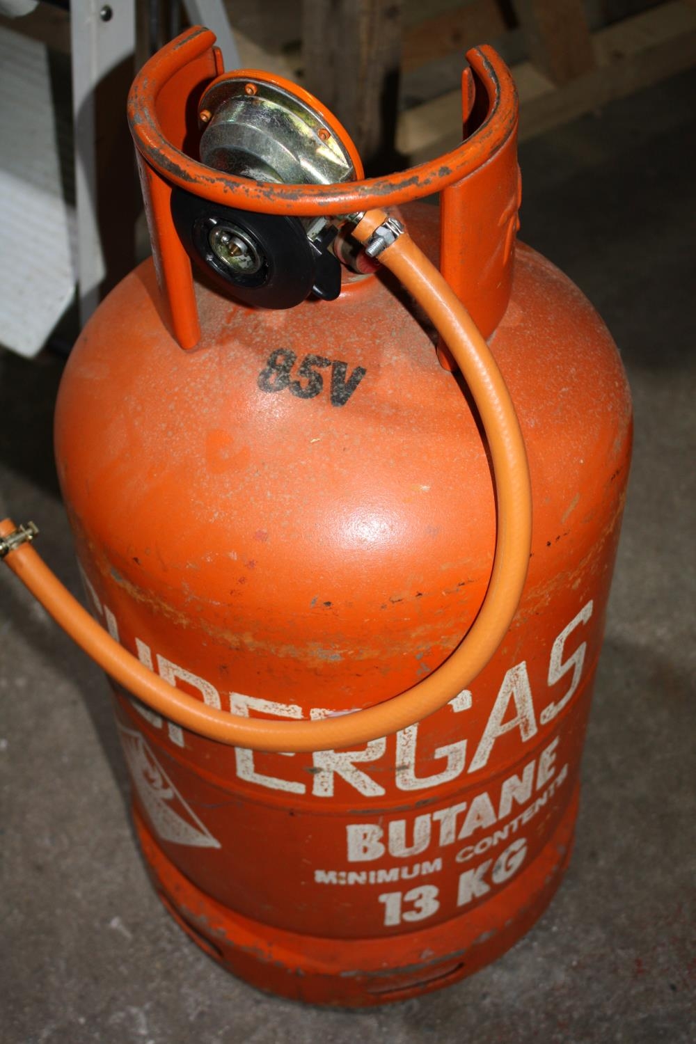 Nearly full 13 kilo butane gas bottle & regulator