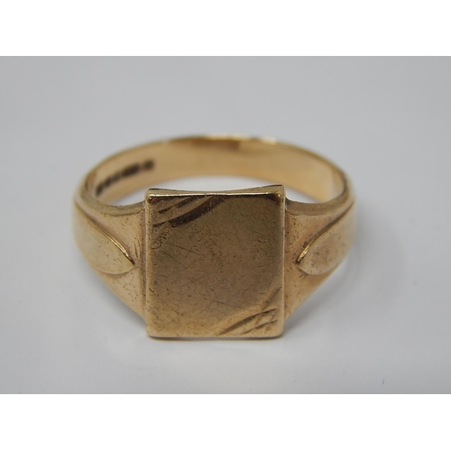 6 - 9ct Yellow Gold Gentleman's Signet Ring: Size T: Weight 4.8g