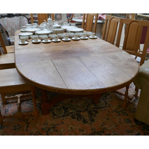 Large extending oak dining table - Approx size: L: 265cm W: 120cm H: 76cm