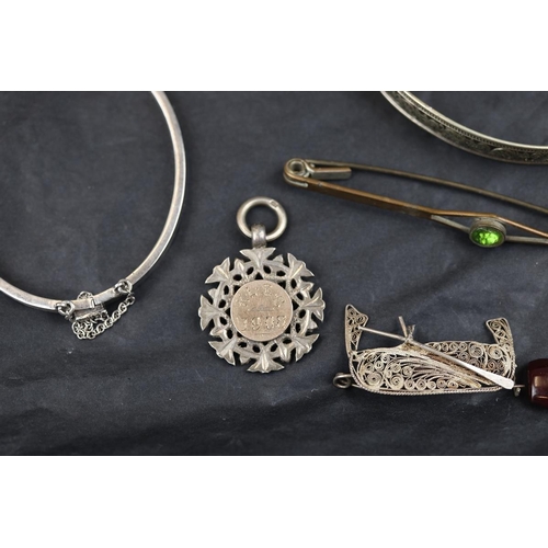 47 - Collection of jewellery to include silver