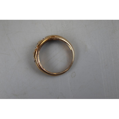 40 - Gold 3 stone diamond ring - Approx. size: U
