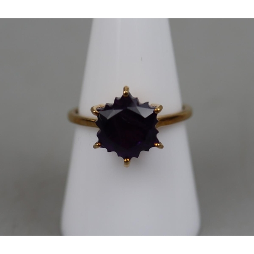 52 - Gold amethyst set ring - Approx. size: P