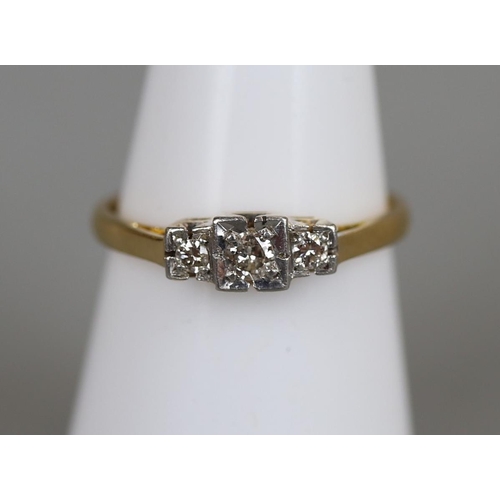 38 - 18ct 1930's 3 stone diamond ring - Approx size: M