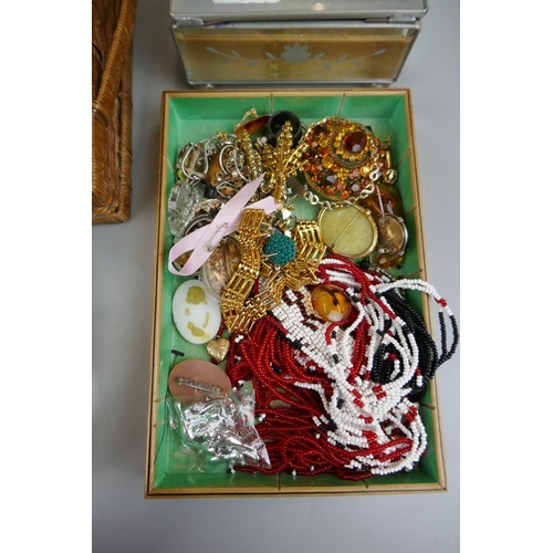 55 - Collection of costume jewellery