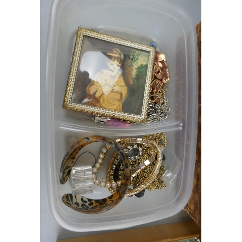 55 - Collection of costume jewellery