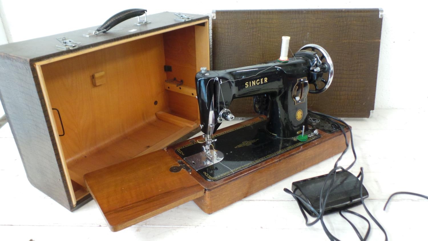 A cased electric 1954 Singer sewing machine - Model EK122709, complete