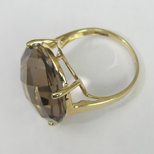 4 - 9 carat gold Smokey Quartz cushion cut single stone ring, Birmingham 2006, 7.5 grams. Size S, 20 mm ... 