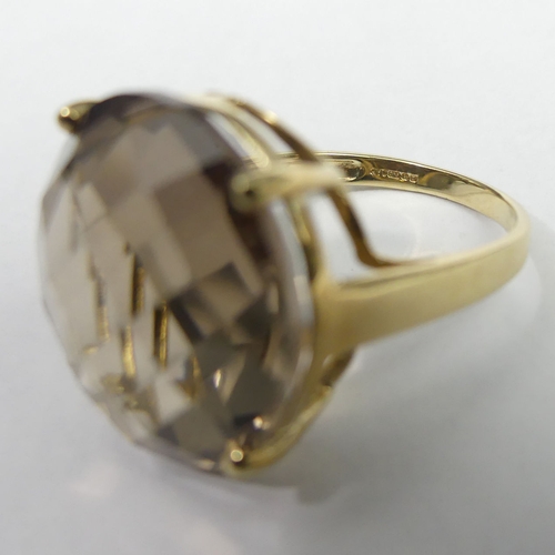 4 - 9 carat gold Smokey Quartz cushion cut single stone ring, Birmingham 2006, 7.5 grams. Size S, 20 mm ... 