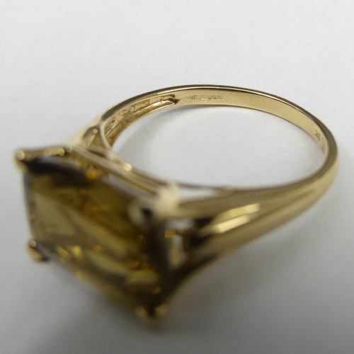 8 - 9 carat gold Citrine? single stone ring, 3.6 grams. Size S, 10 mm wide. UK Postage £12.