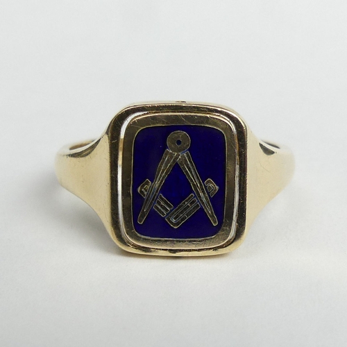 18 - 9 carat gold Masonic swivel enamel signet ring, London 1979. Size W, 13.45 mm wide. 6.8 grams. UK Po... 