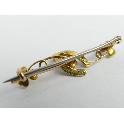30b - Edwardian 15 carat gold and seed pearl horseshoe and flower design brooch, 3.1 grams. 44 mm. UK post... 