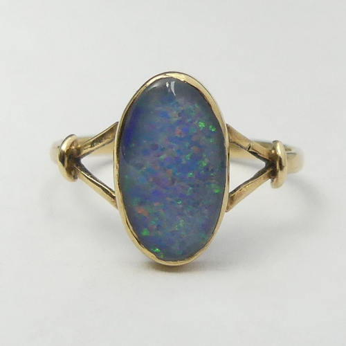40d - 9ct opal doublet single stone ring, 1.5 grams. Size M. UK Postage £12.
