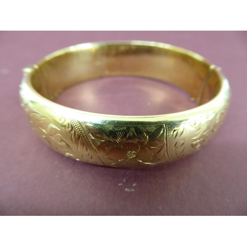 49 - 9 ct gold bangle with floral and feather decoration - 26.4g