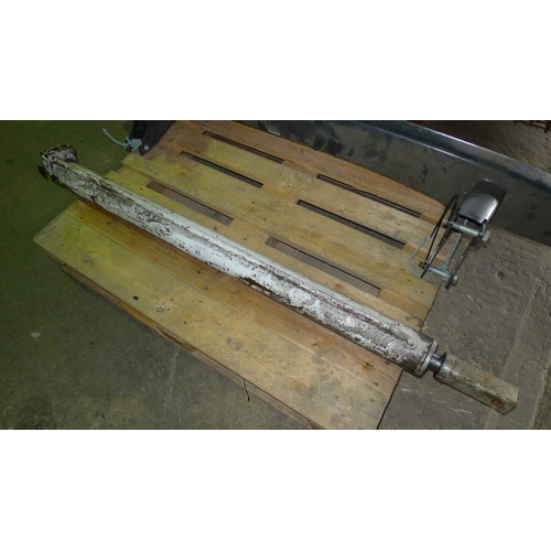 23 - 1 hydraulic ram for rear conveyor etc - overall closed length approx 1.6m. VIEWING at MST Auctioneer... 